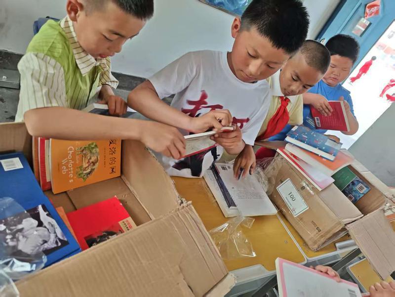 陕西省28所学校获捐“希望图书角”