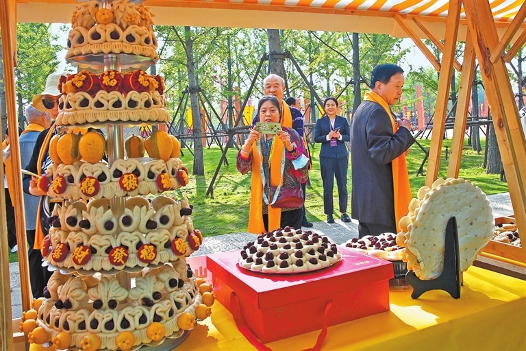 在拜祖大典非遗市集上，嘉宾拍照留念。