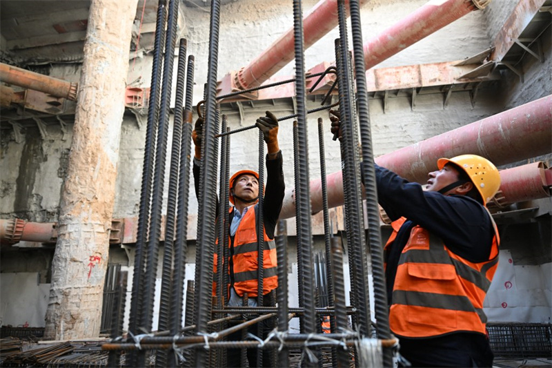 4月20日，中铁二十局集团建设者在石家庄地铁5号线一期工程合作路站建设现场绑扎钢筋。