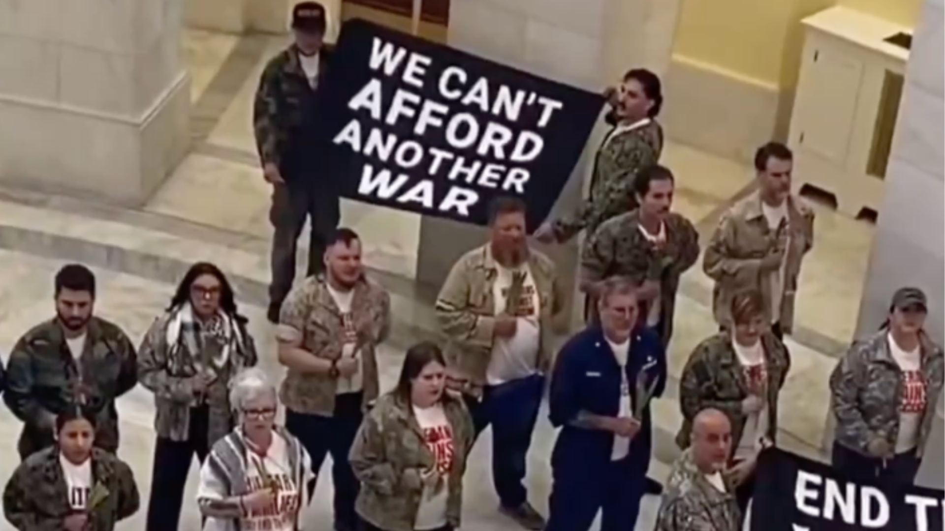 美国退伍老兵及军属在国会大厦抗议美对伊朗发动战争，至少62人当场被捕，有人拄着拐杖、坐着轮椅被警察铐走
