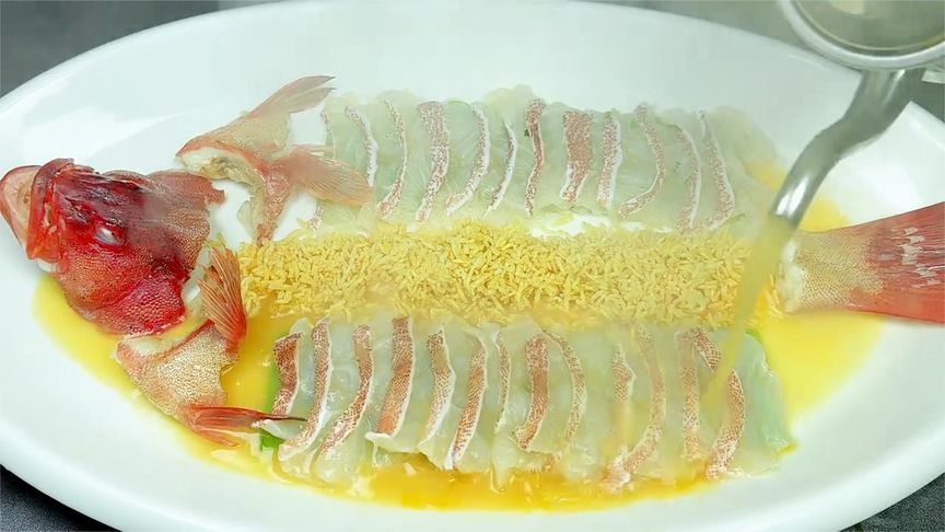 东星斑是高档食材，其本身味道就很鲜美，加上虾汤的鲜美加持