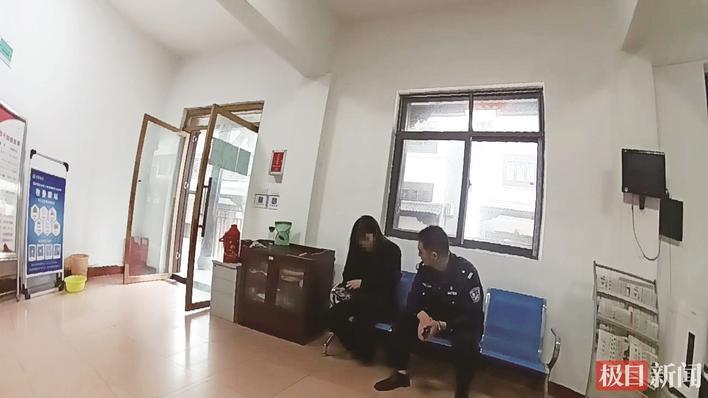 王腾飞就照片的事与刘女士交谈 通讯员供图