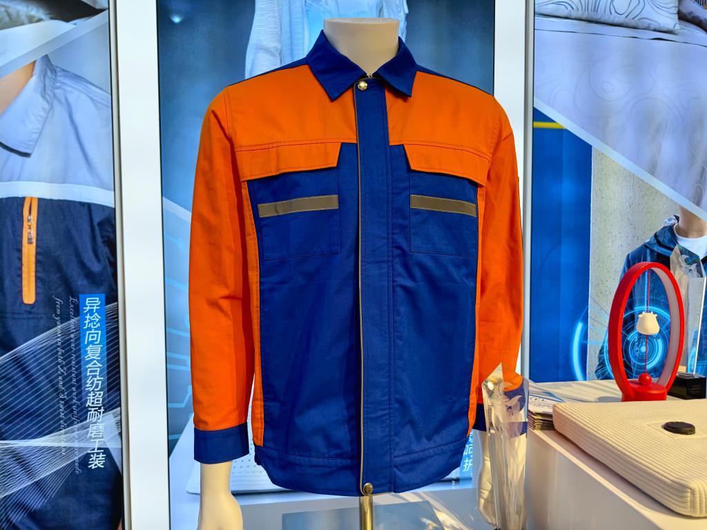 山东向尚服饰文化有限公司生产的一款耐磨工装产品。新华社记者邵鲁文 摄