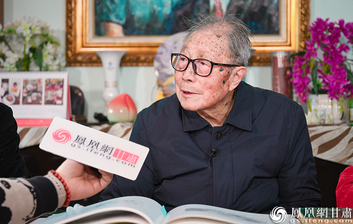 李德生追忆与王进喜并肩奋战的创业岁月 杨艺锴 摄