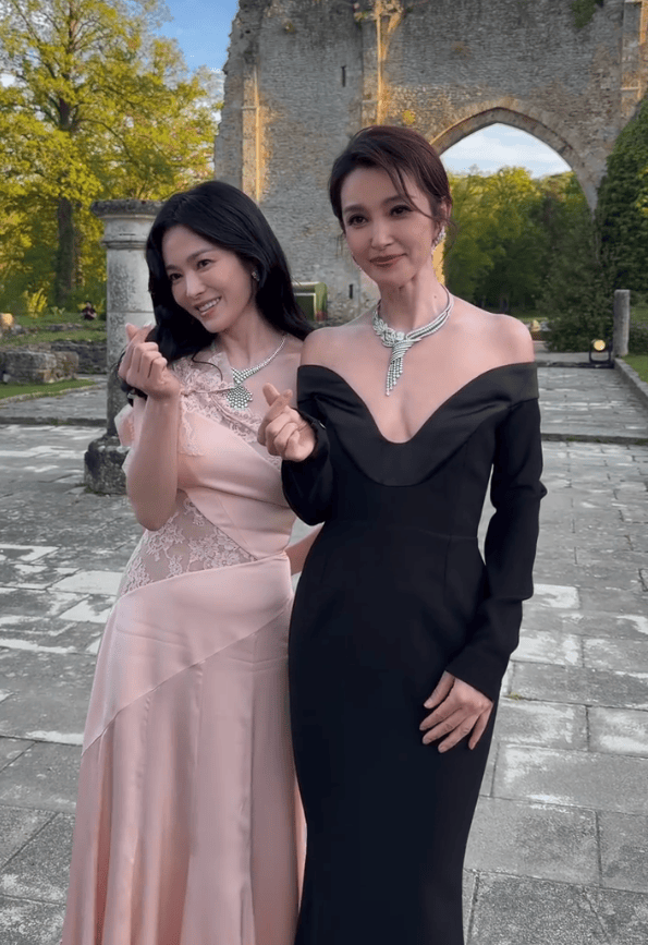 二人笑容灿烂，心情大好。