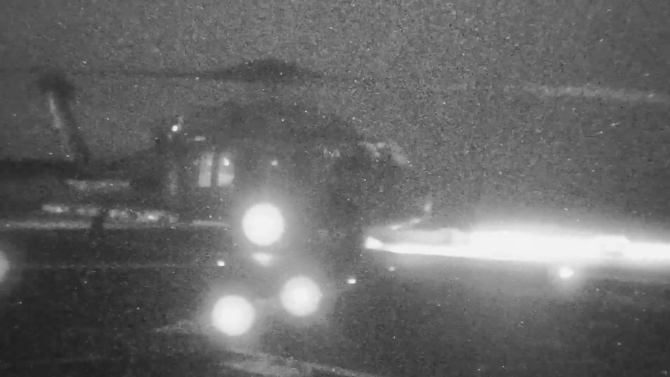 现场视频：美军人员从直升机顺绳而下，控制伊朗货船