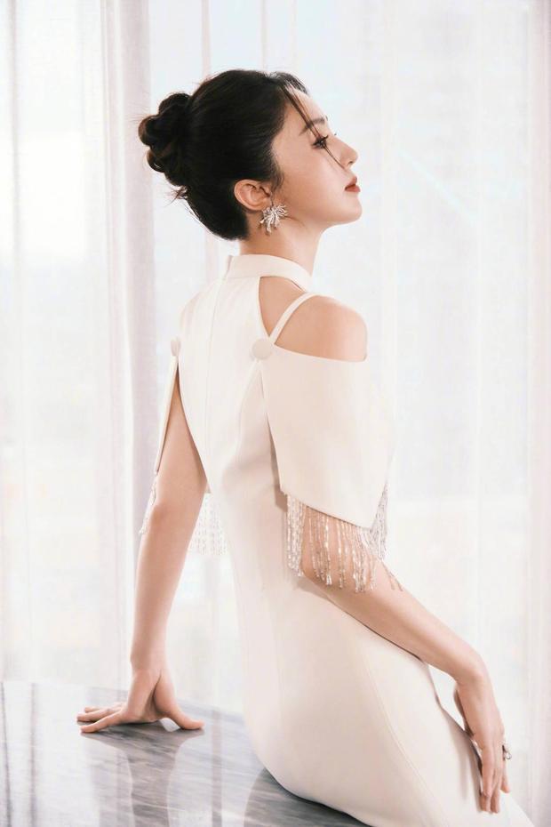 董璇气质优雅迷人。