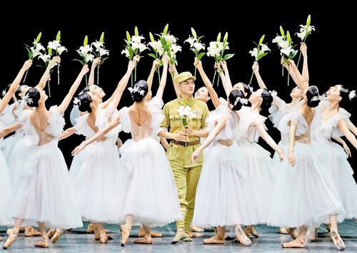 2025年7月18日，上海芭蕾舞团原创芭蕾舞剧《百合花》在上海大剧院首演。（资料片）新华社记者 刘 颖摄