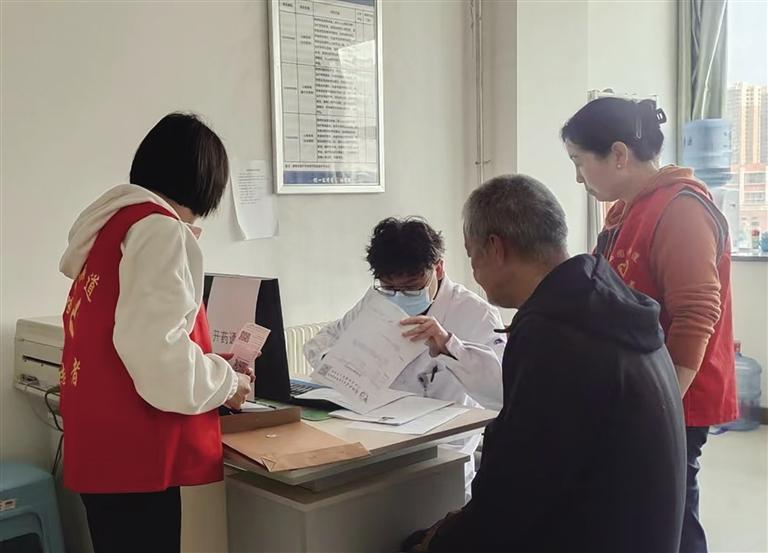 社区代办员在医院为老人代办相关手续