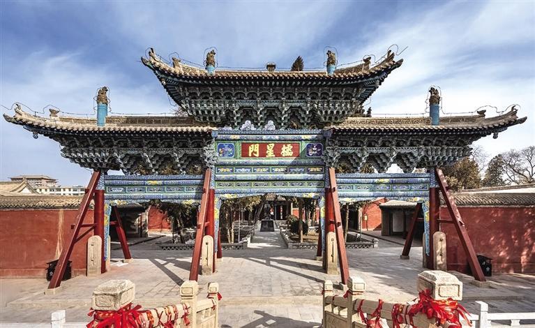 跨过“状元桥”，便是宽阔高大的棂星门。