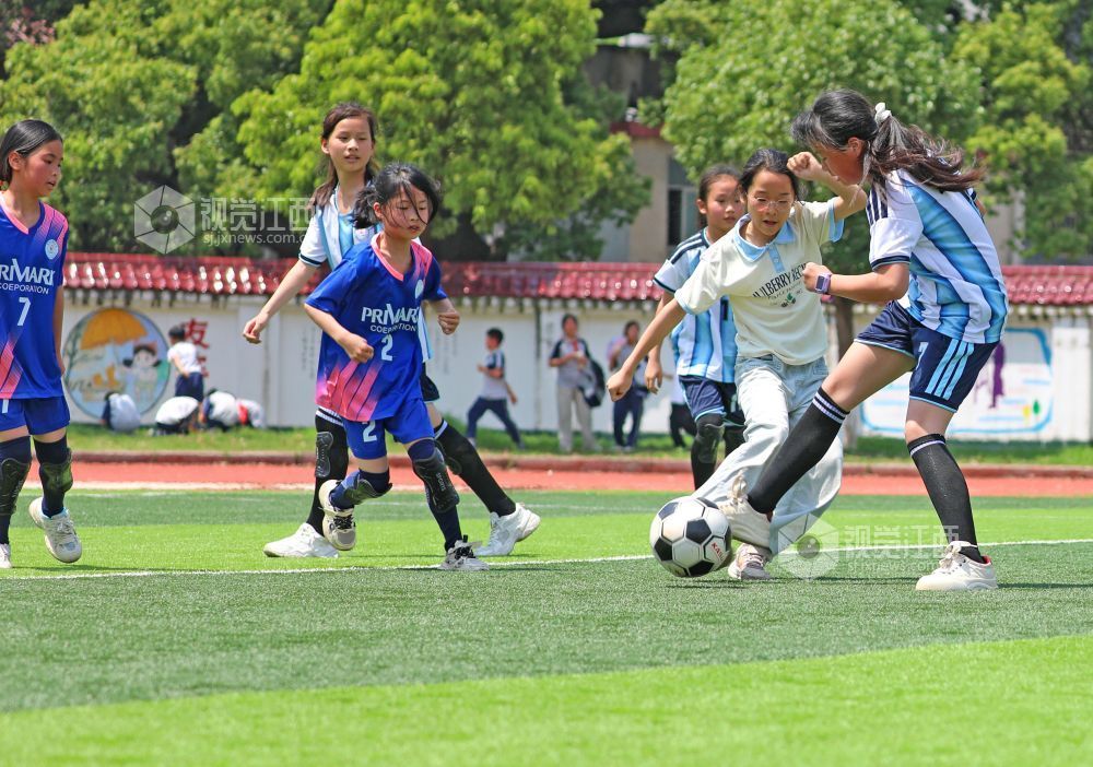 2026年4月20日，江西省吉安市泰和县滨江小学学生正在校园足球联赛上竞技比拼。