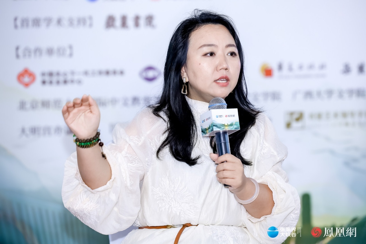 （晴天妈妈，亲职帮创始人、C9高校导师、福布斯中国50大KOL，在张家界悦读共创大会研学专场沙龙上受邀担任嘉宾主持。）