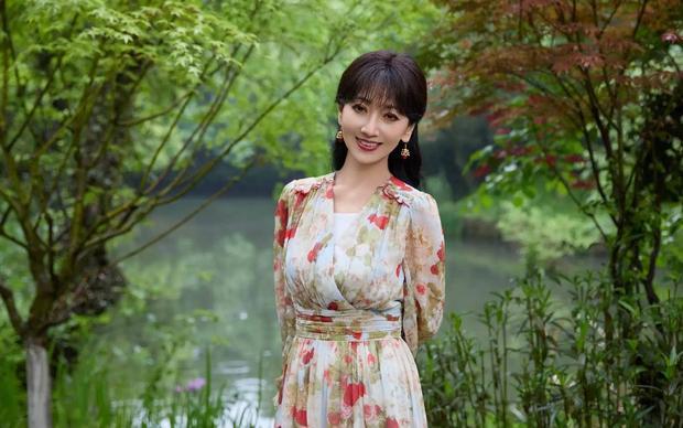 搜狐娱乐讯 22日，赵雅芝在社交平台上晒出一组春雨天户外美照，并配文称：“濛濛微雨，雨落尘清，风润气新。”