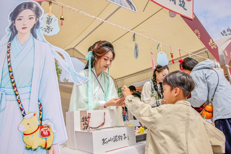 图为《牧山记》周边文创摊位。盛义摄