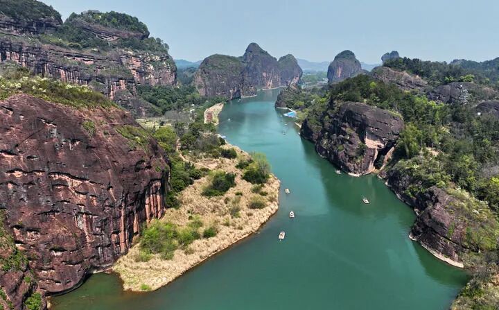 游客乘竹筏游览龙虎山风光。新华社记者 万象 摄