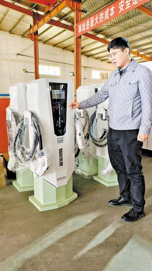 3月23日，沧州市青县经济开发区，沧州智慧城科技有限公司生产车间内，总经理柴明智正在介绍即将发往白俄罗斯的充电桩。本报记者 王思达摄