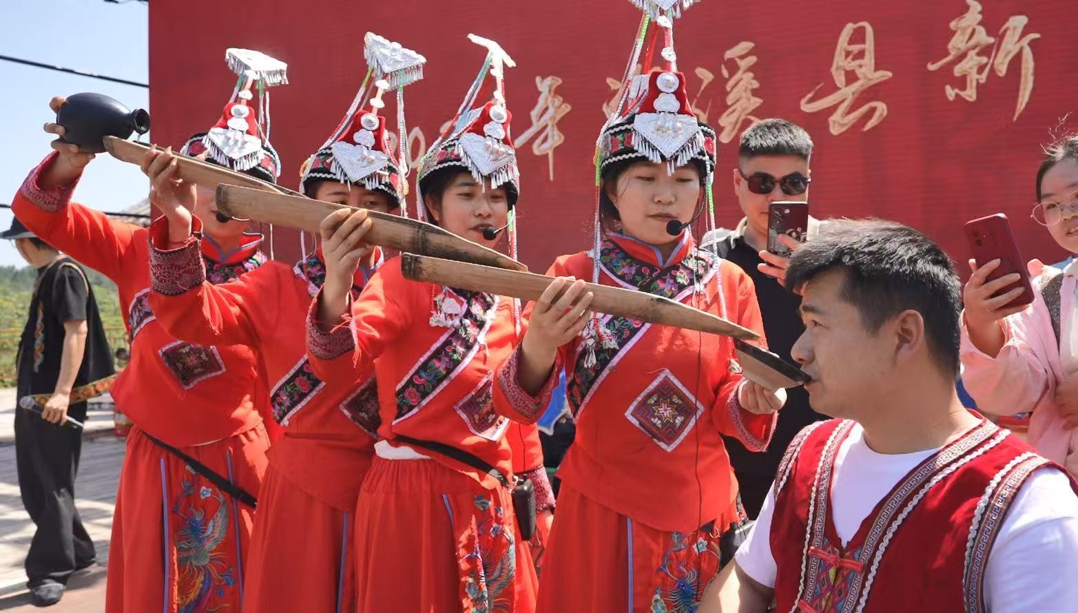 跳竹竿舞、看非遗展演，资溪新月畲族村“三月三”吸引八方游客