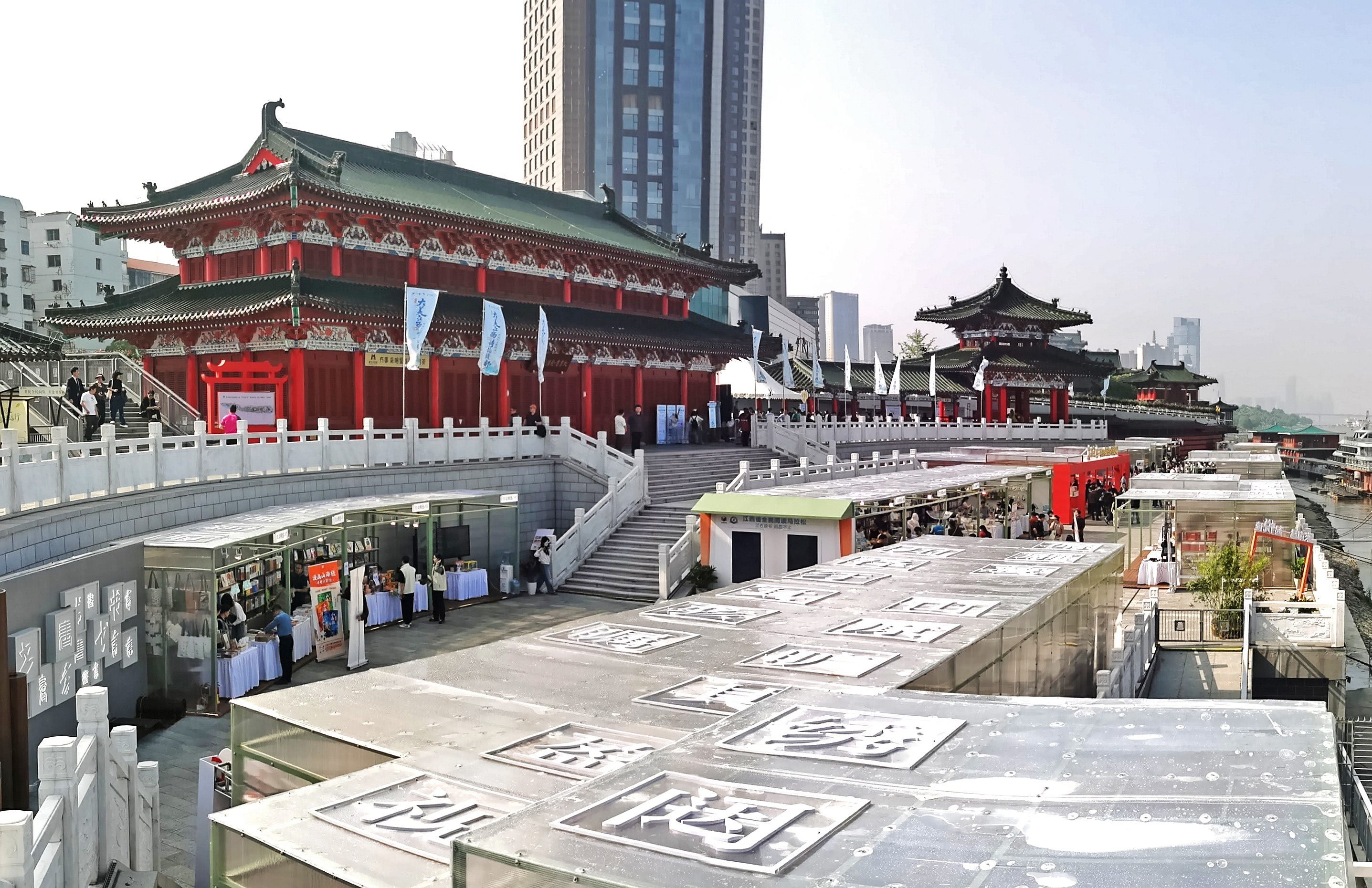 ▲市民游客逛展淘书，共赴书香盛宴。 晨报首席记者 杨鸣 图