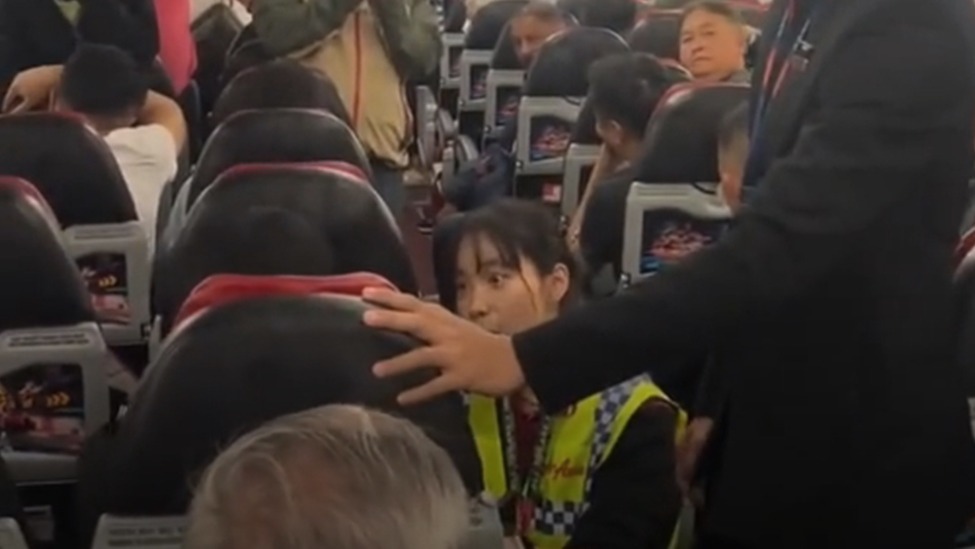 女子飞机上与邻座争执，怒怼空乘“不会中文还飞国际航班”，亚航回应