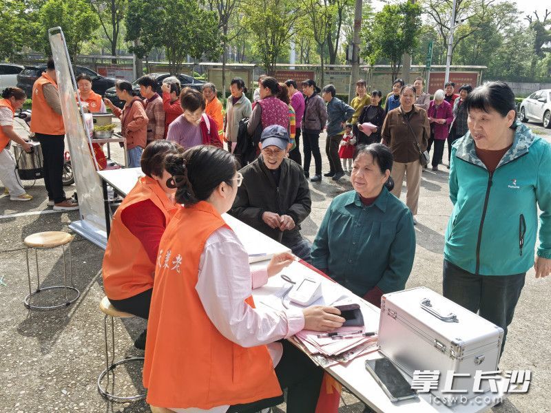 志愿者在为老年朋友进行健康监测。