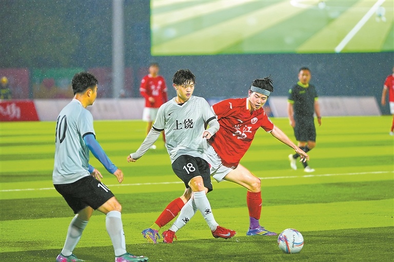 上饶队球员在热身赛中与对手拼抢。（上饶市足球协会提供）