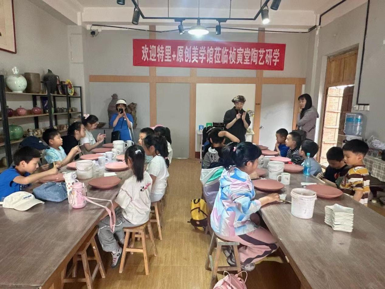 来自济宁的研学队伍在淄博桢寅堂文化传播有限公司体验陶瓷绘画创作。