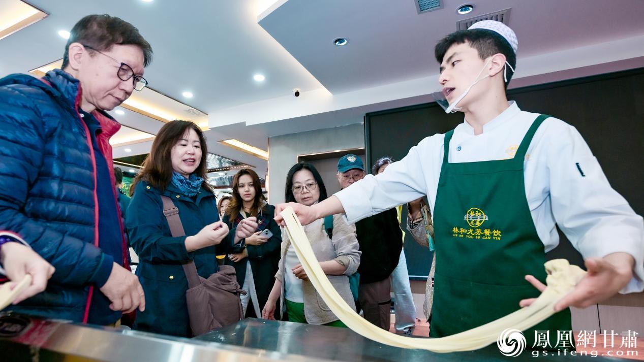 香港旅行商观赏牛肉面拉面技艺