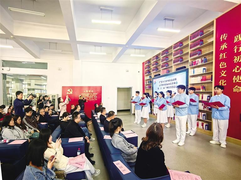 现场铿锵有力的诗歌诵读拉开活动帷幕