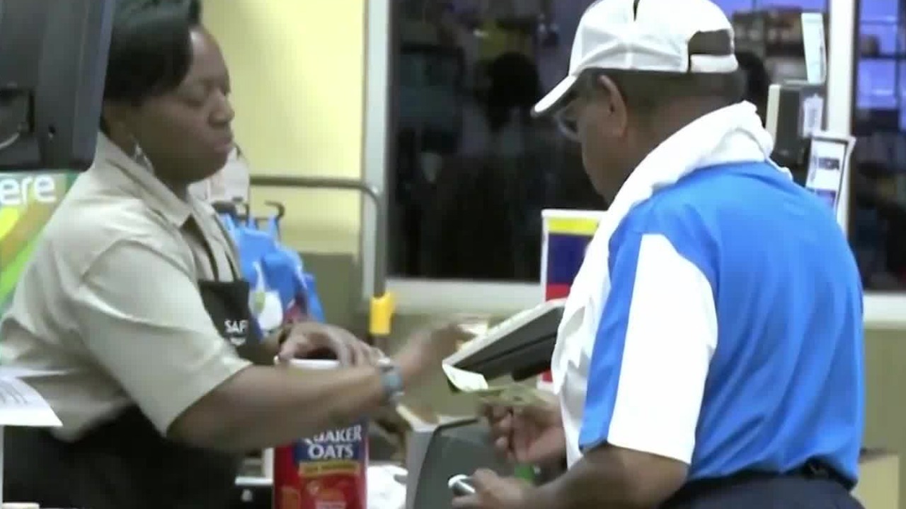 霍尔木兹海峡被封推高油价，全球粮食价格、航空业均面临重大挑战