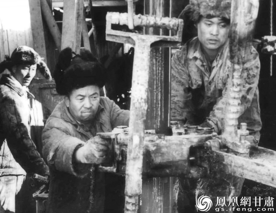 工作中的王进喜（中）一丝不苟　资料图片