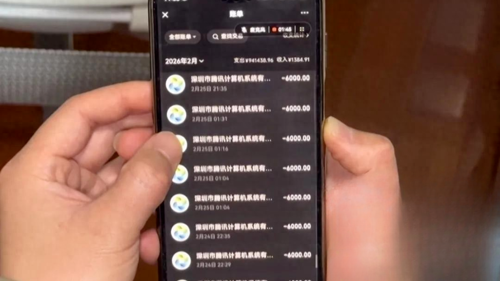 七旬母亲沉迷直播打赏300多万，援边儿子出差回家发现：连15块电费都付不起了