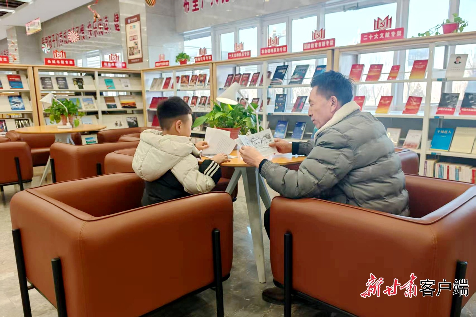 市民带孩子在图书馆阅读　新甘肃&middot;甘肃日报通讯员　卢玉　摄