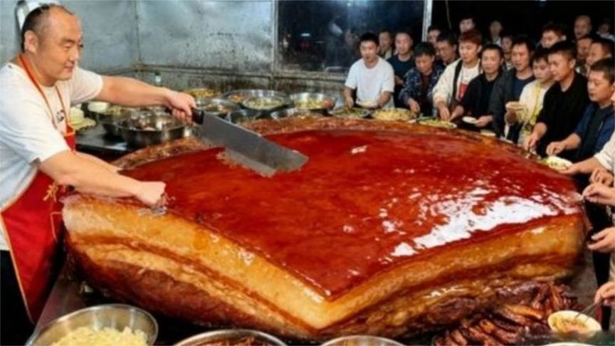 山东济南深夜把子肉，10元一块刚出摊就排队，想吃必须趁早来