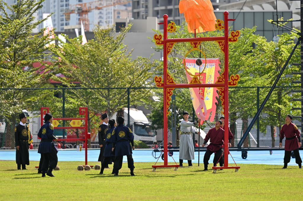 第十二届全国少数民族传统体育运动会期间，山东队选手表演《蹴鞠》。新华社记者 孙凡越 摄