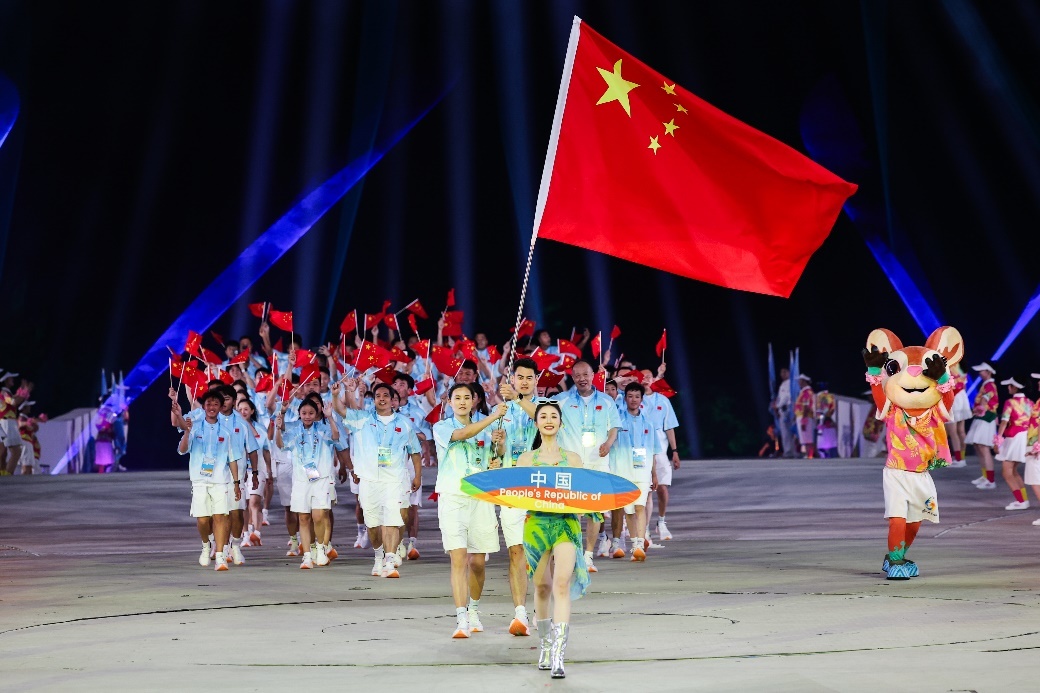 (中国体育代表团身着李宁品牌专业运动装备亮相开幕式)