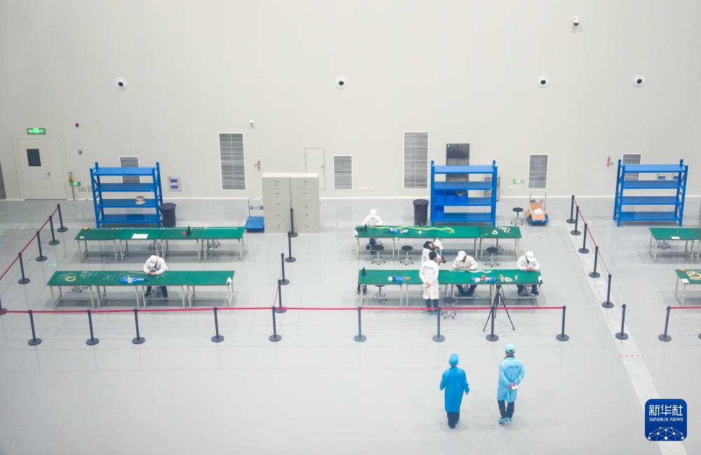 在济南卫星产业发展集团有限公司总装基地，工作人员在卫星生产车间工作（3月29日摄）。新华社记者 徐速绘 摄
