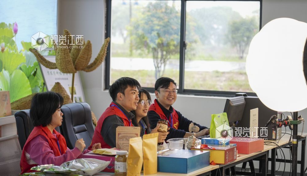 2026年4月22日，江西省吉安市青科源农业科技开发有限公司，“映山红”青年实干家在直播销售地方特色农产品。