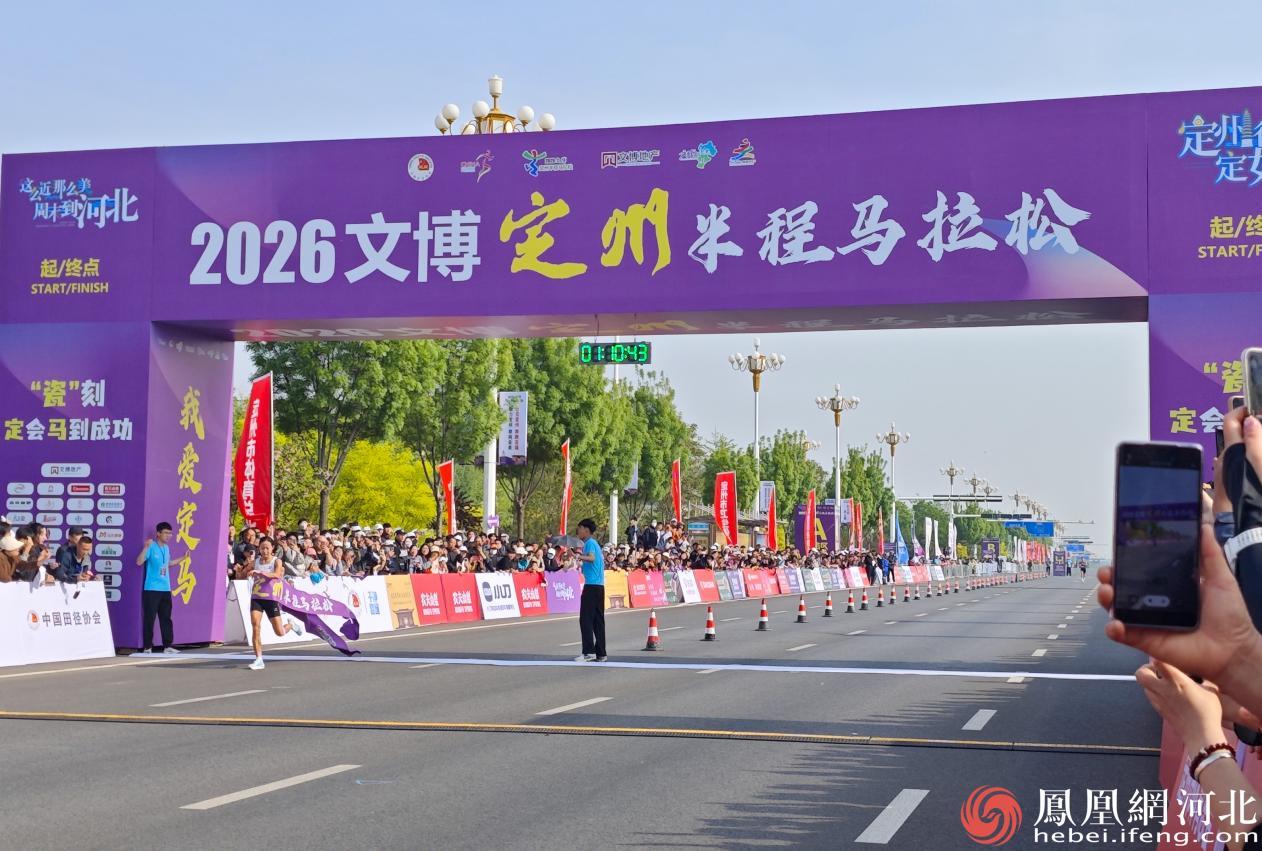 女子组选手朱卿以1小时10分43秒的成绩夺得半马比赛桂冠 葛湘摄