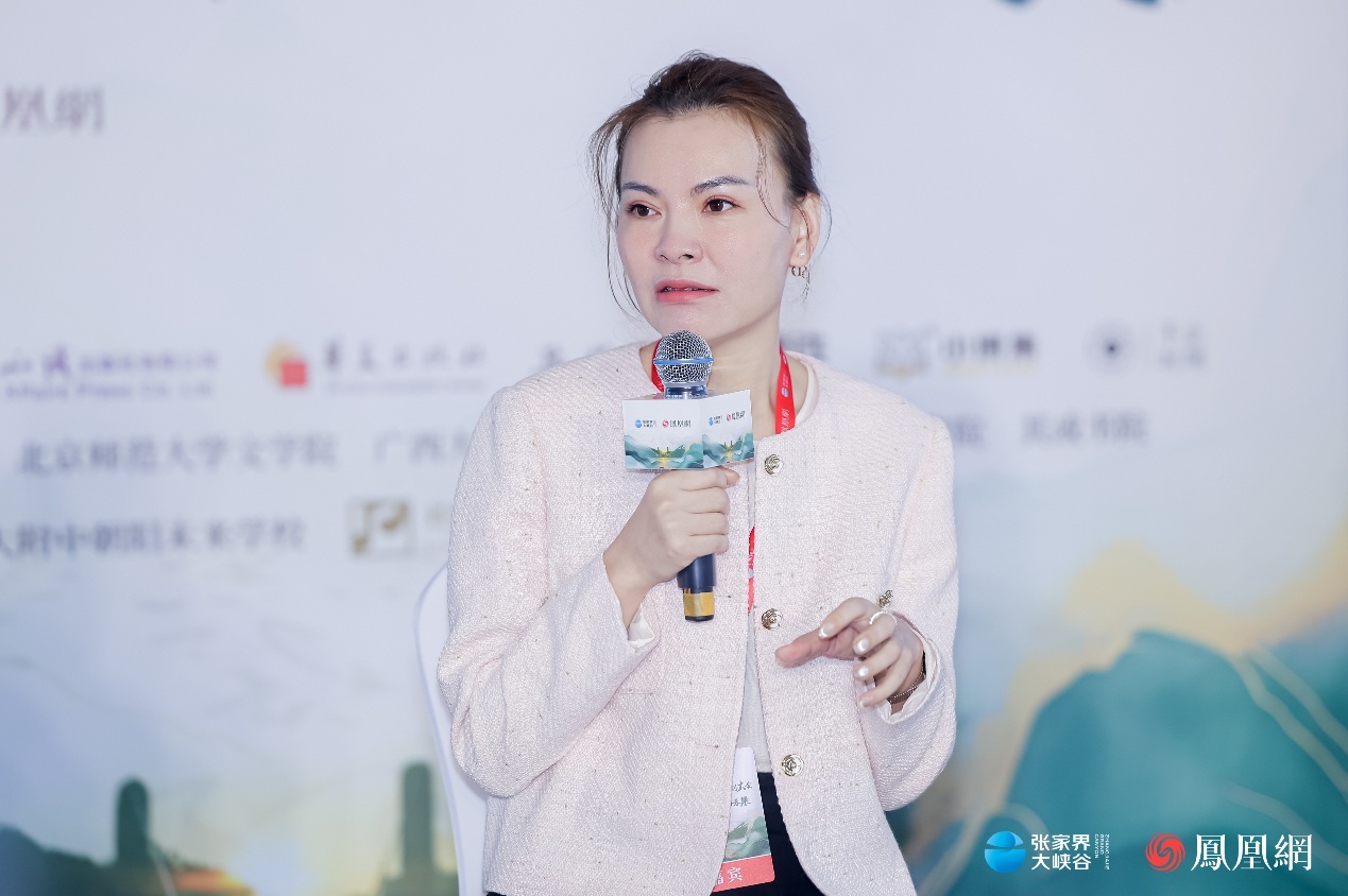 （国开贝和教育科技（北京）有限公司副总经理，国家老年大学乐龄研学品牌创始人刘小楠在张家界悦读共创大会研学沙龙上作分享。)
