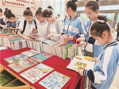 “百姓选书 政府买单”活动现场，孩子们正在挑选、借阅图书。