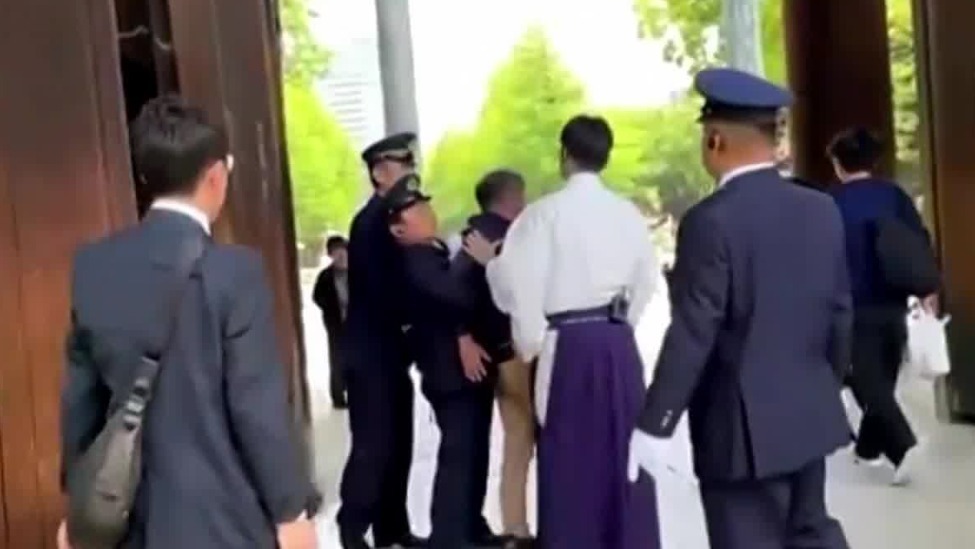 现场画面曝光！韩国男子在靖国神社抗议拜鬼，被日本警方逮捕