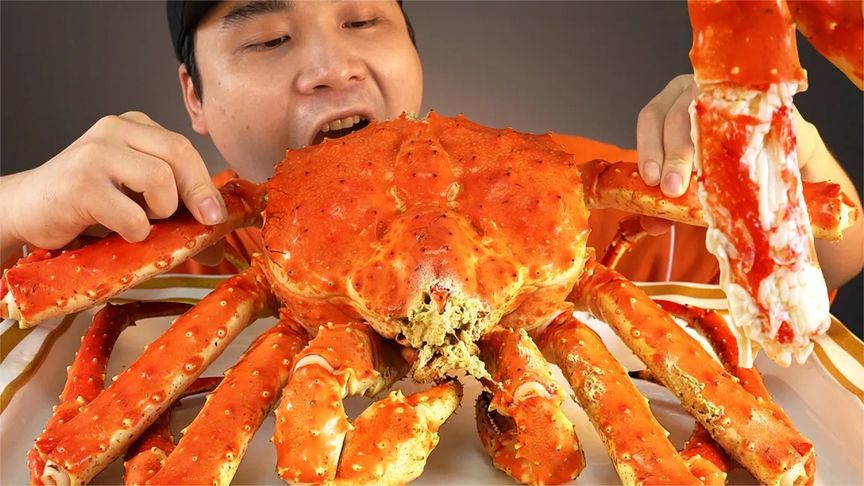 吃货独自享受一只帝王蟹