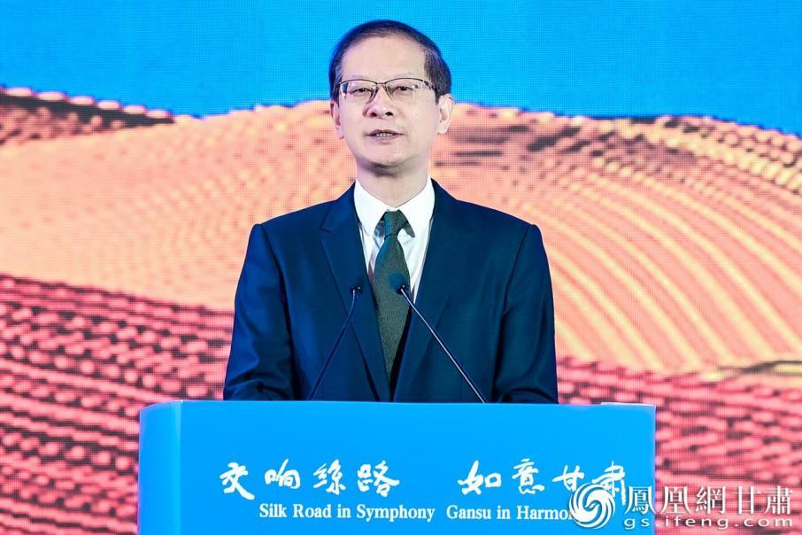 世界旅游联盟副主席兼秘书长郑浩表示，独特的自然风光与人文景观塑造了甘肃别具一格的旅游特质。