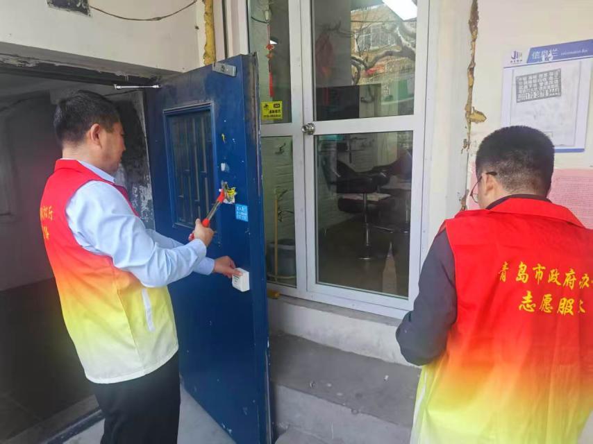 （青岛市政府办公厅组织党员干部到盐城路社区开展爱国卫生月环境卫生大扫除活动）