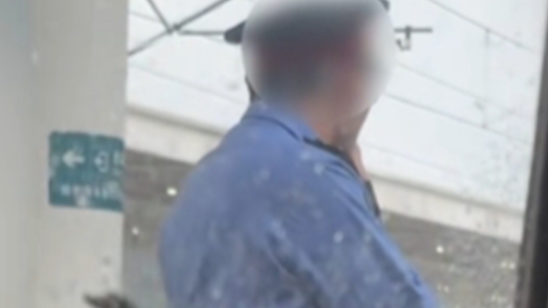 乘客拍到铁路工作人员在站台抽烟