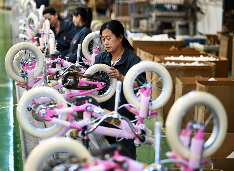 4月24日，平乡县河北萌兽儿童用品有限公司工人在童车生产线赶制出口订单。