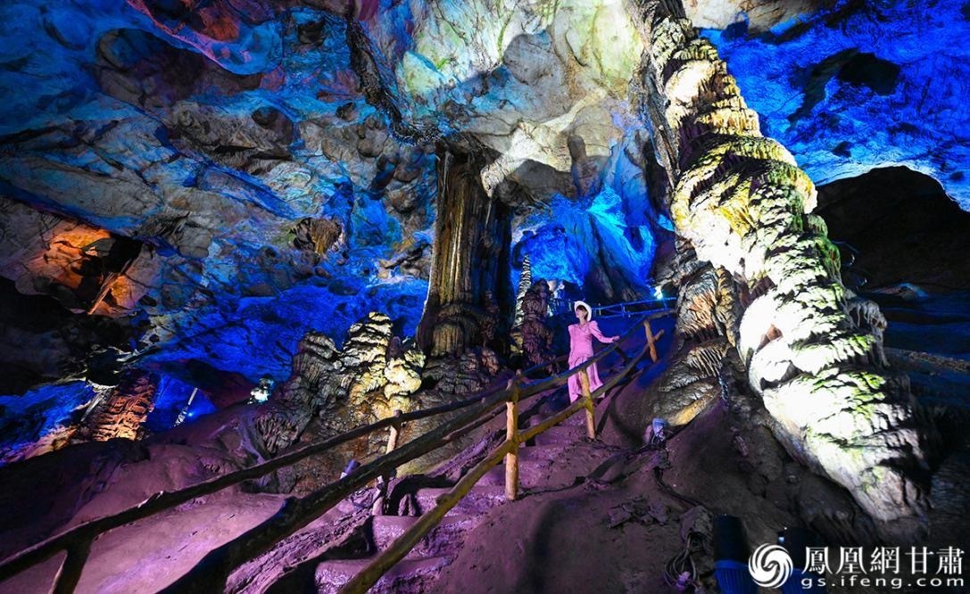 陇南万象洞宛如一座大自然搭建的地下艺术宫殿　杨艺锴　摄