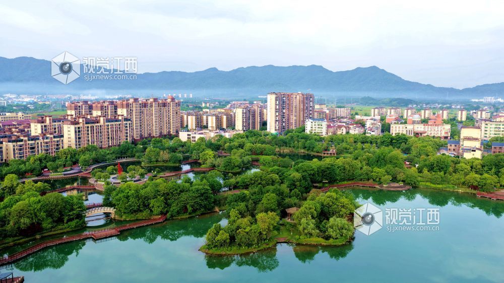 2026年4月27日，江西省吉安市峡江县锦绣湖湿地公园，水碧岸绿城美，“城市绿肺”生态如画。