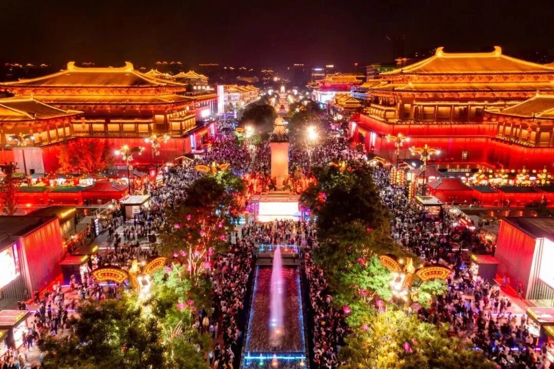 流光溢彩的街区   图片来源：大唐不夜城