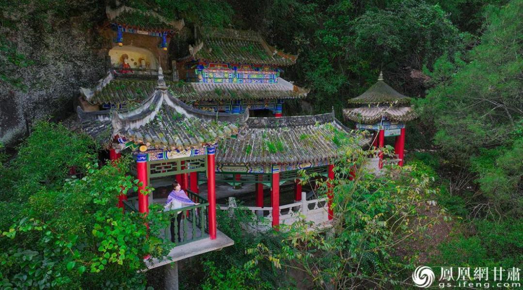 两当县张果老洞坐落于松涛之中　杨艺锴　摄